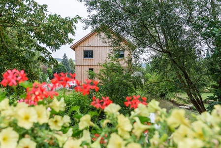 Haus idyllisch mit Holzfassade - innovativb