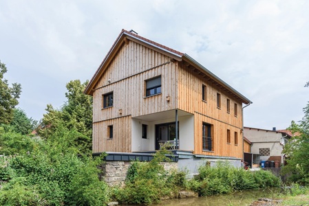 Haus mit Holzfassade